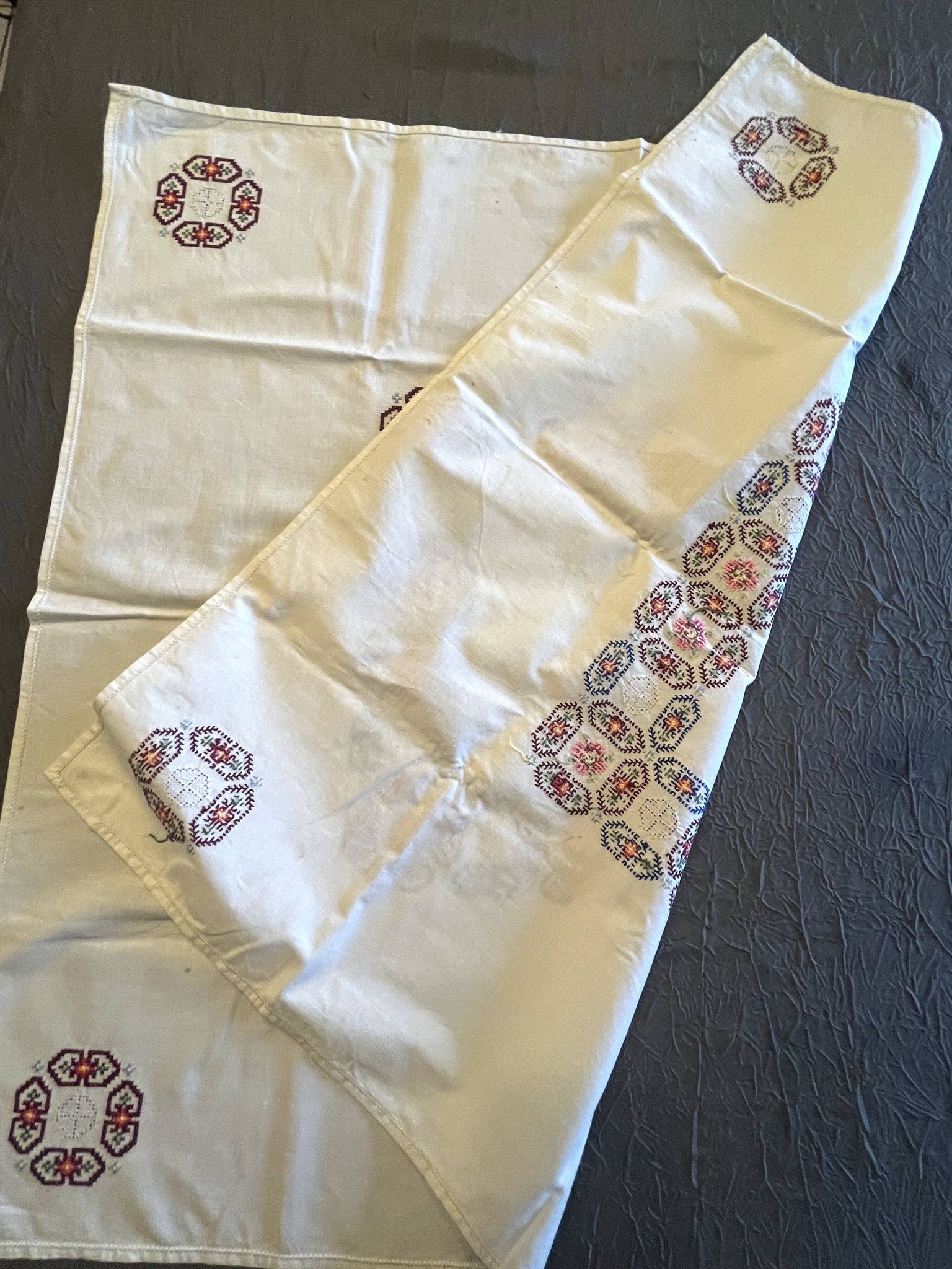Linge de maison, nappe à thé brodée 6 serviettes vers 1960