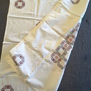 Linge de maison, nappe à thé brodée 6 serviettes vers 1960