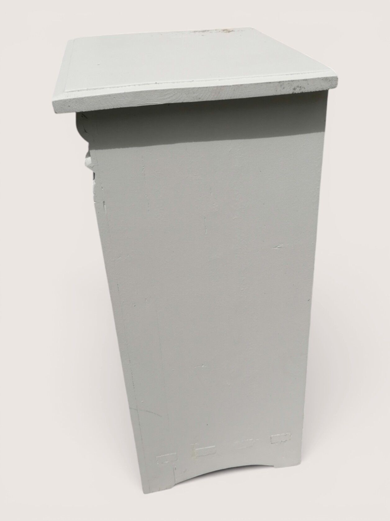 Paire de tables de chevet blanches en bois.