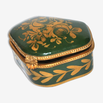 Pillbox jewelry box in LIMOGES PORCELAIN with green and gold painted decoration