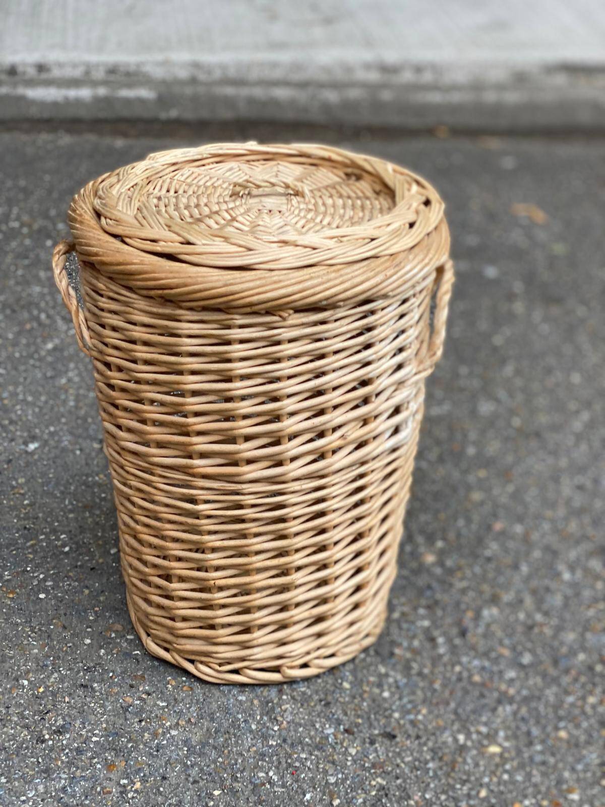 Woven laundry basket with lid made of rattan and round wicker
