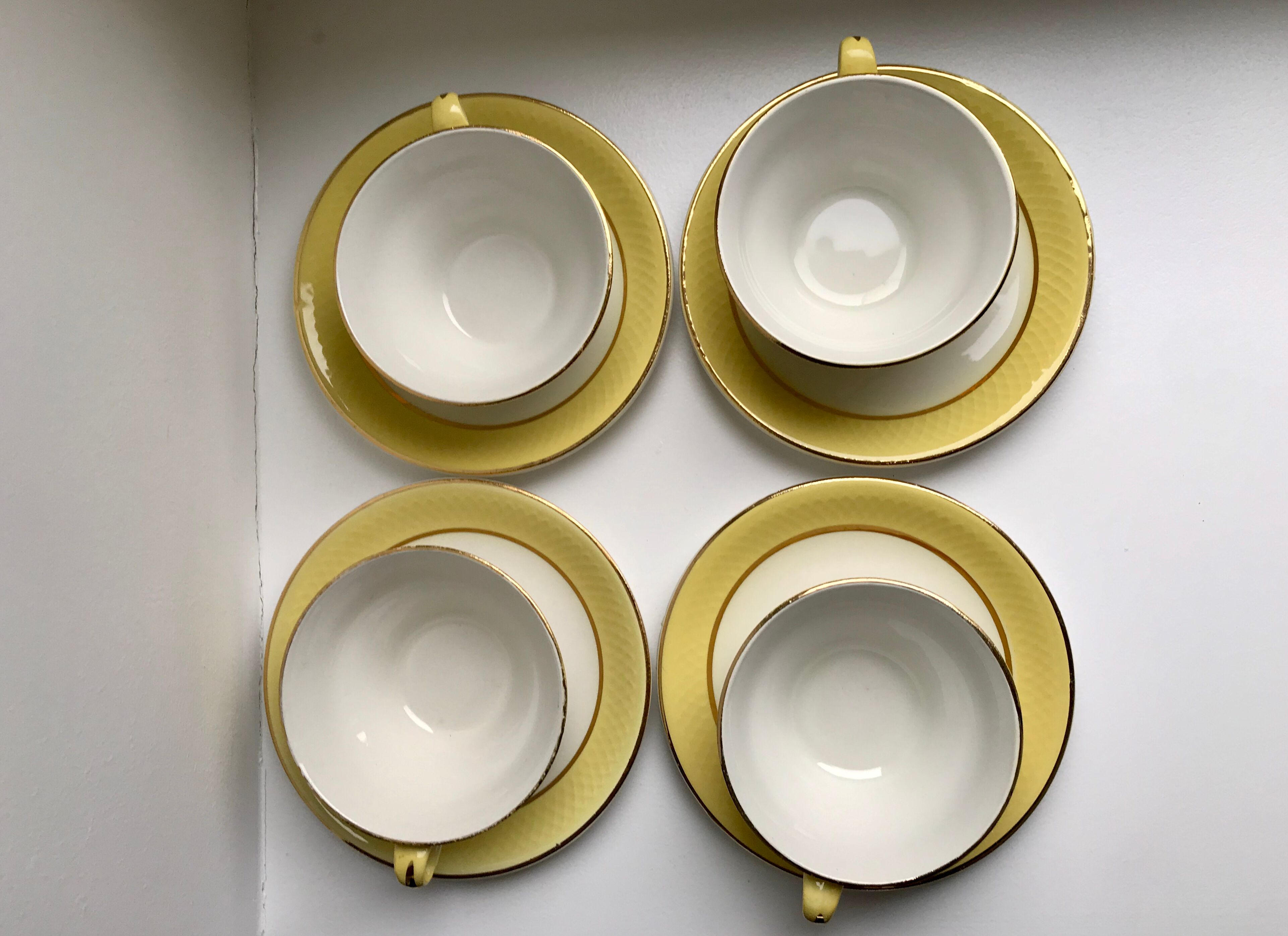 Lot de 4 tasses et sous-tasses jaune canari moulin des loups années 50