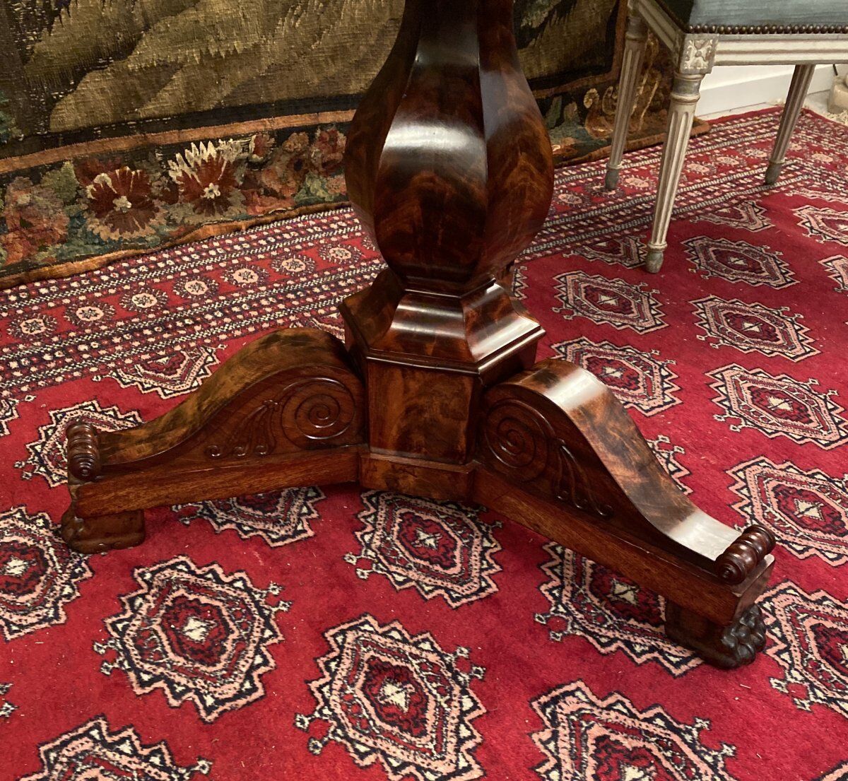 Gueridon in mahogany flame of the 19th century restoration