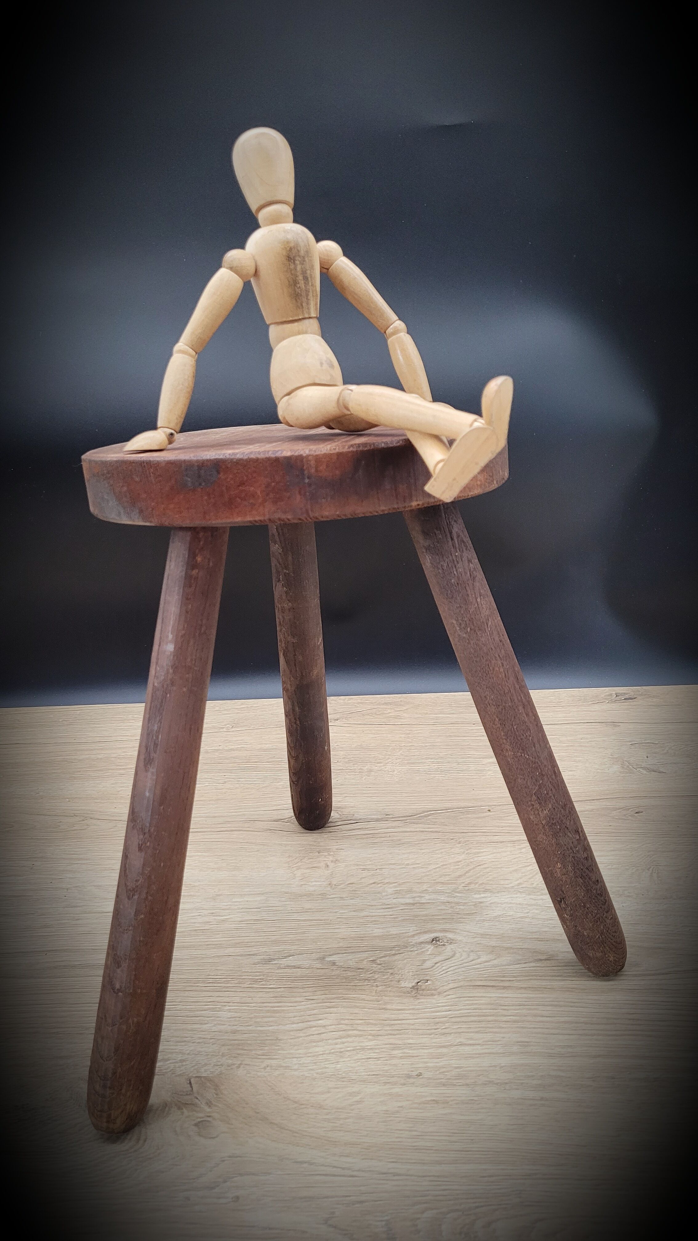 Round tripod stool cowherd