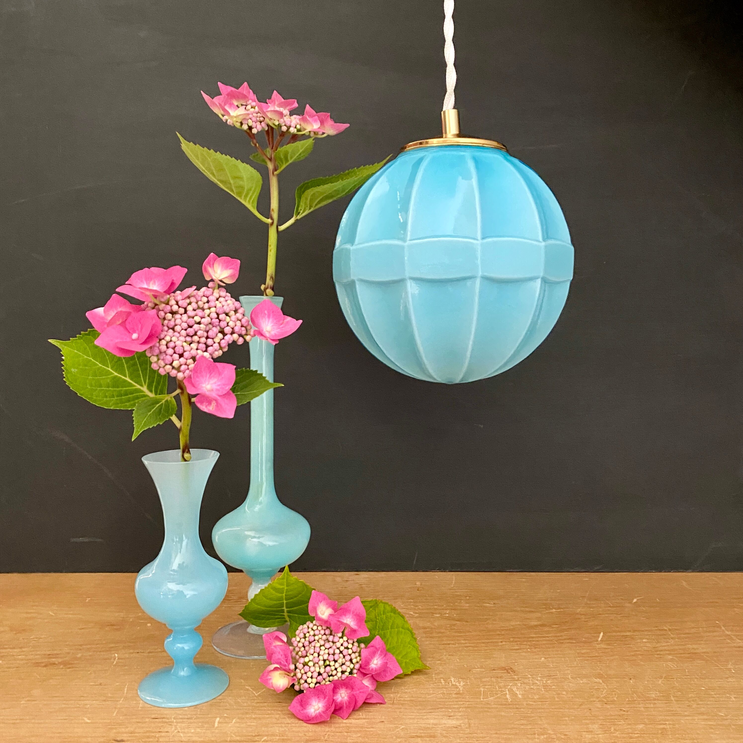 Suspension globe vintage en opaline bleue