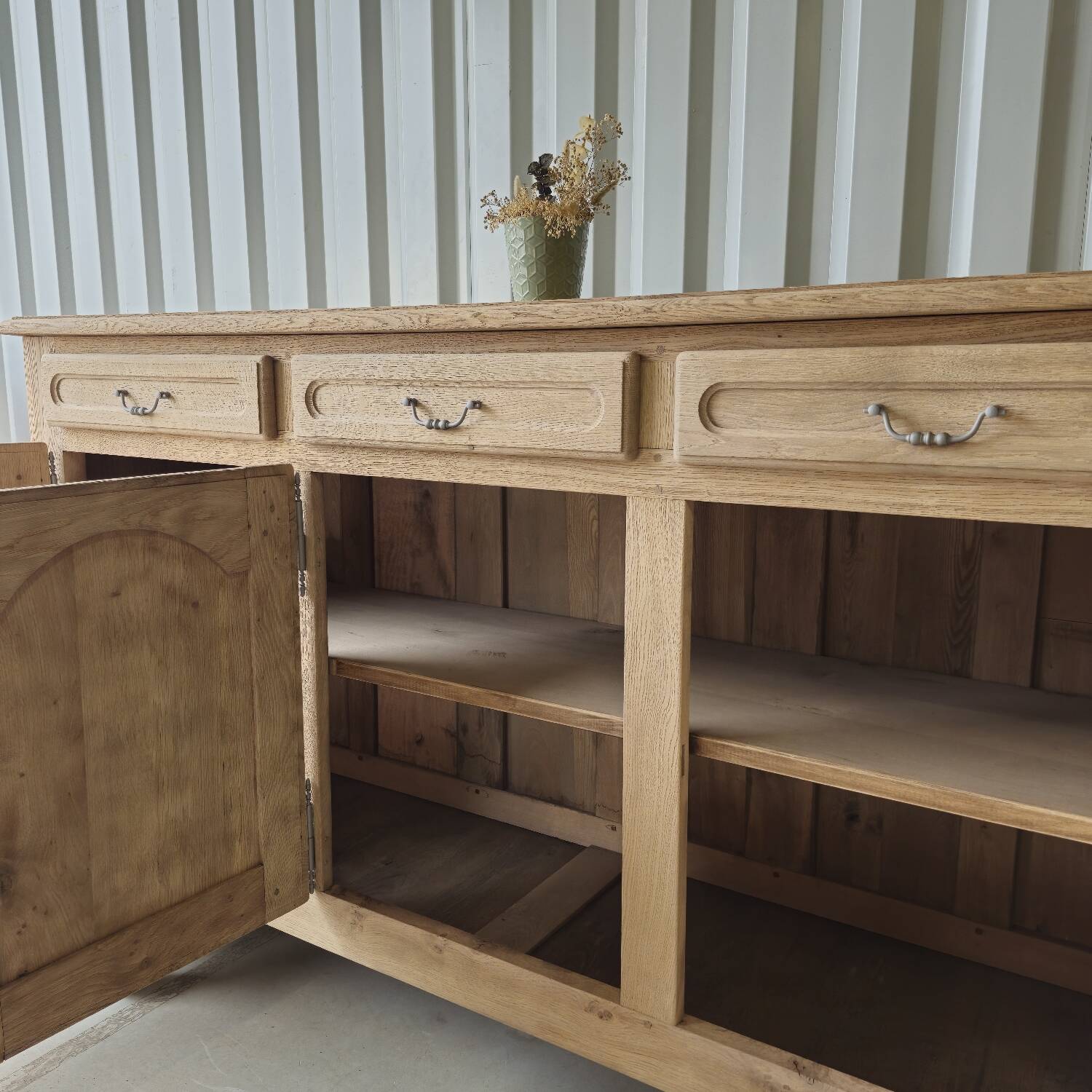 Beau buffet 3 portes chêne massif