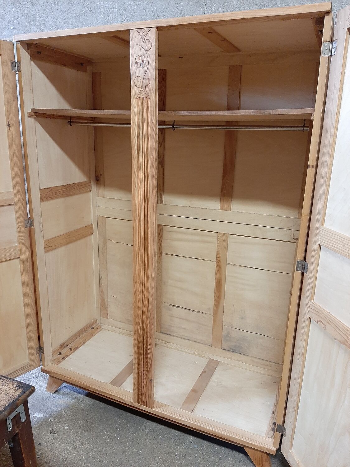 Armoire parisienne