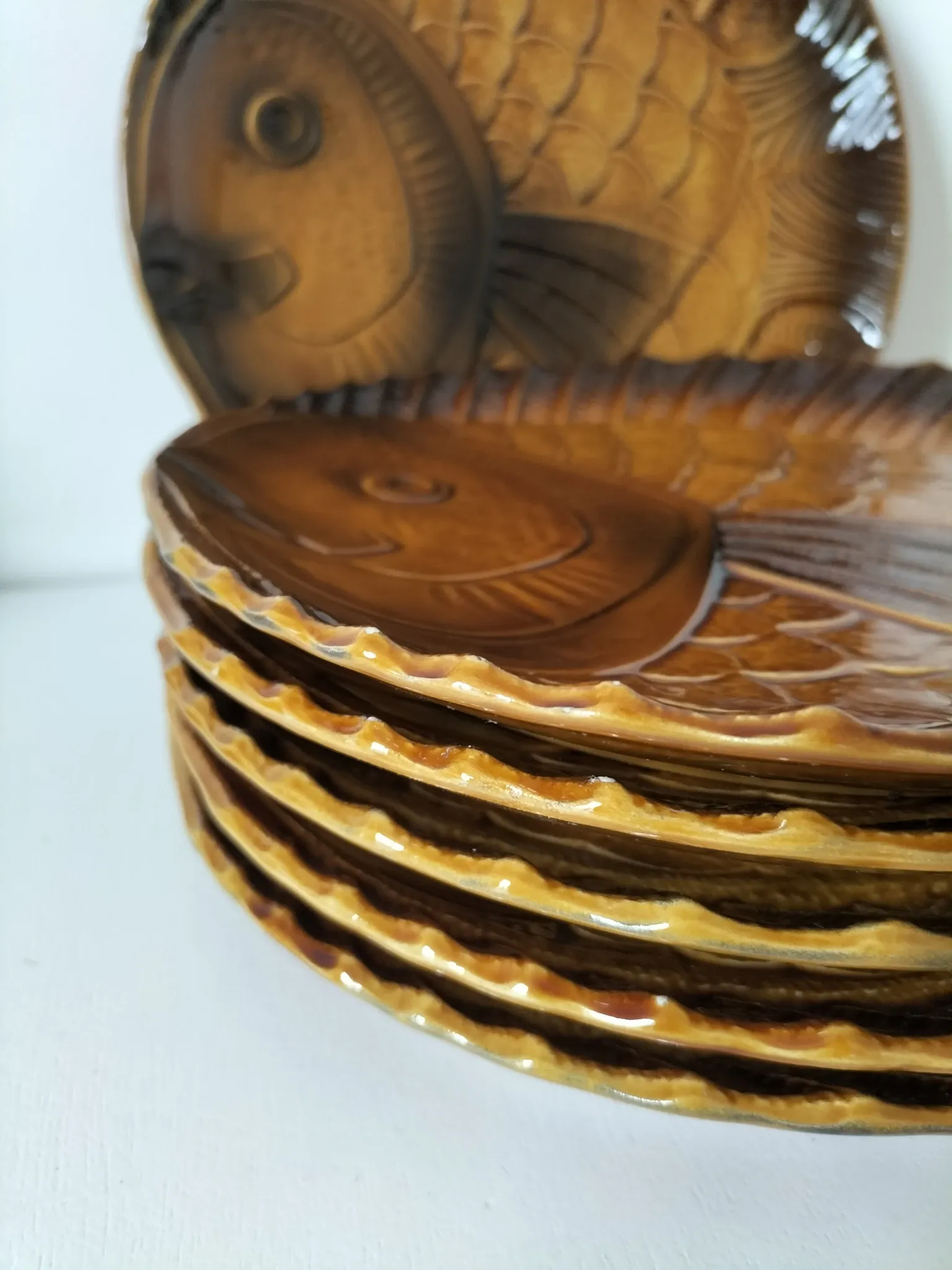 6 antique fish barbotine plates – Saint-Clément
