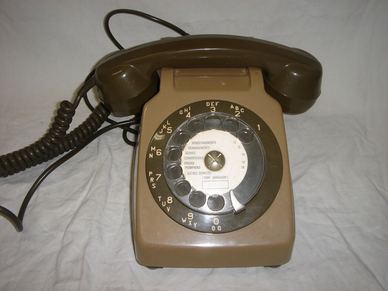 Ancien téléphone ptt à cadran, gris et vert de 1970