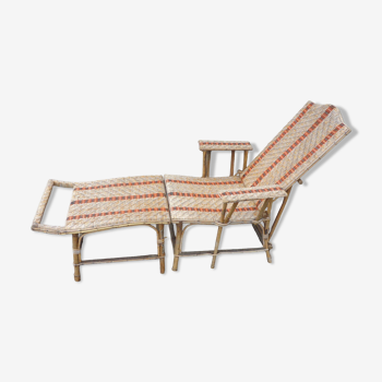 Wicker chaise longue and its footrest