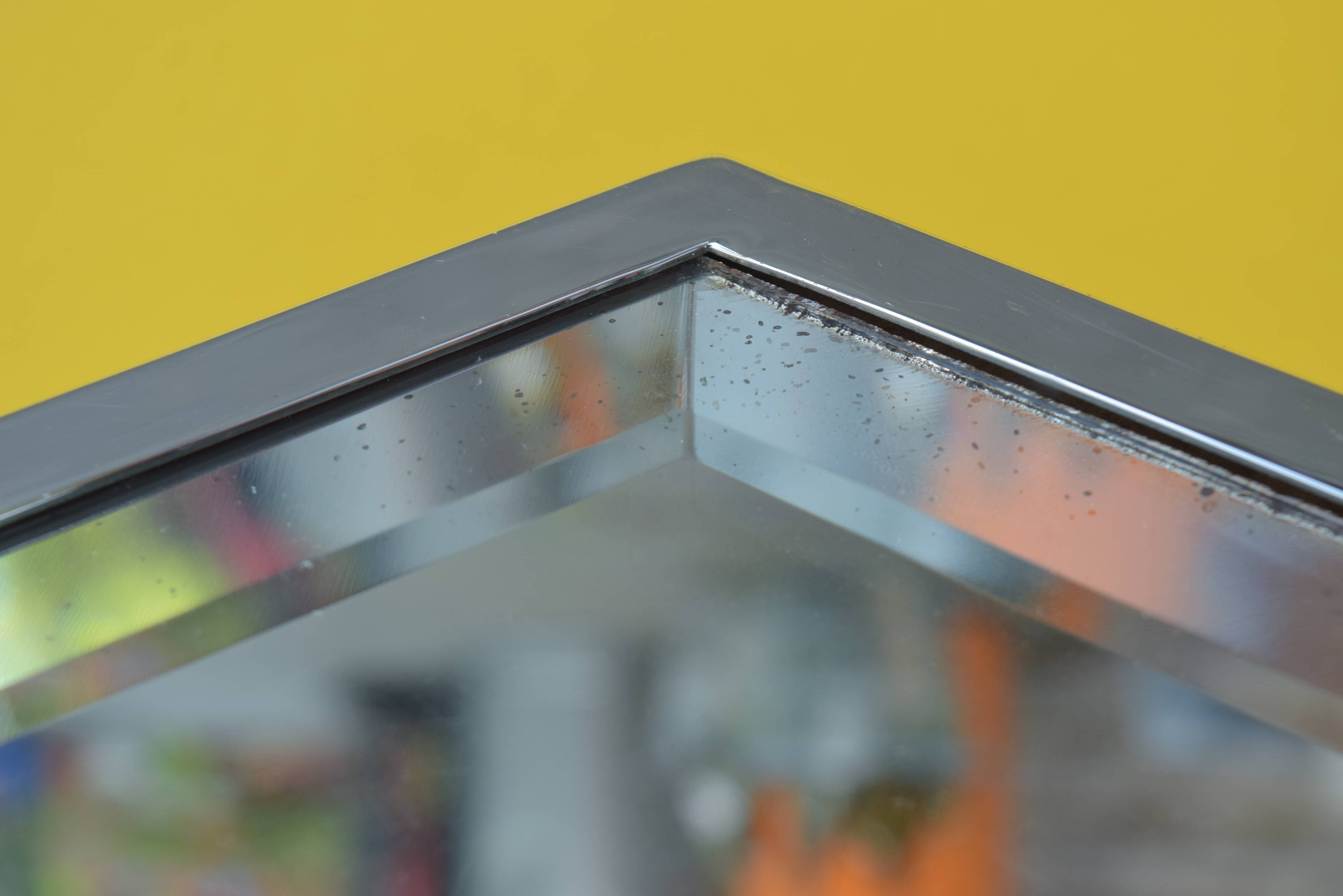 Art-deco mirror tray in chrome metal with beveled mirror