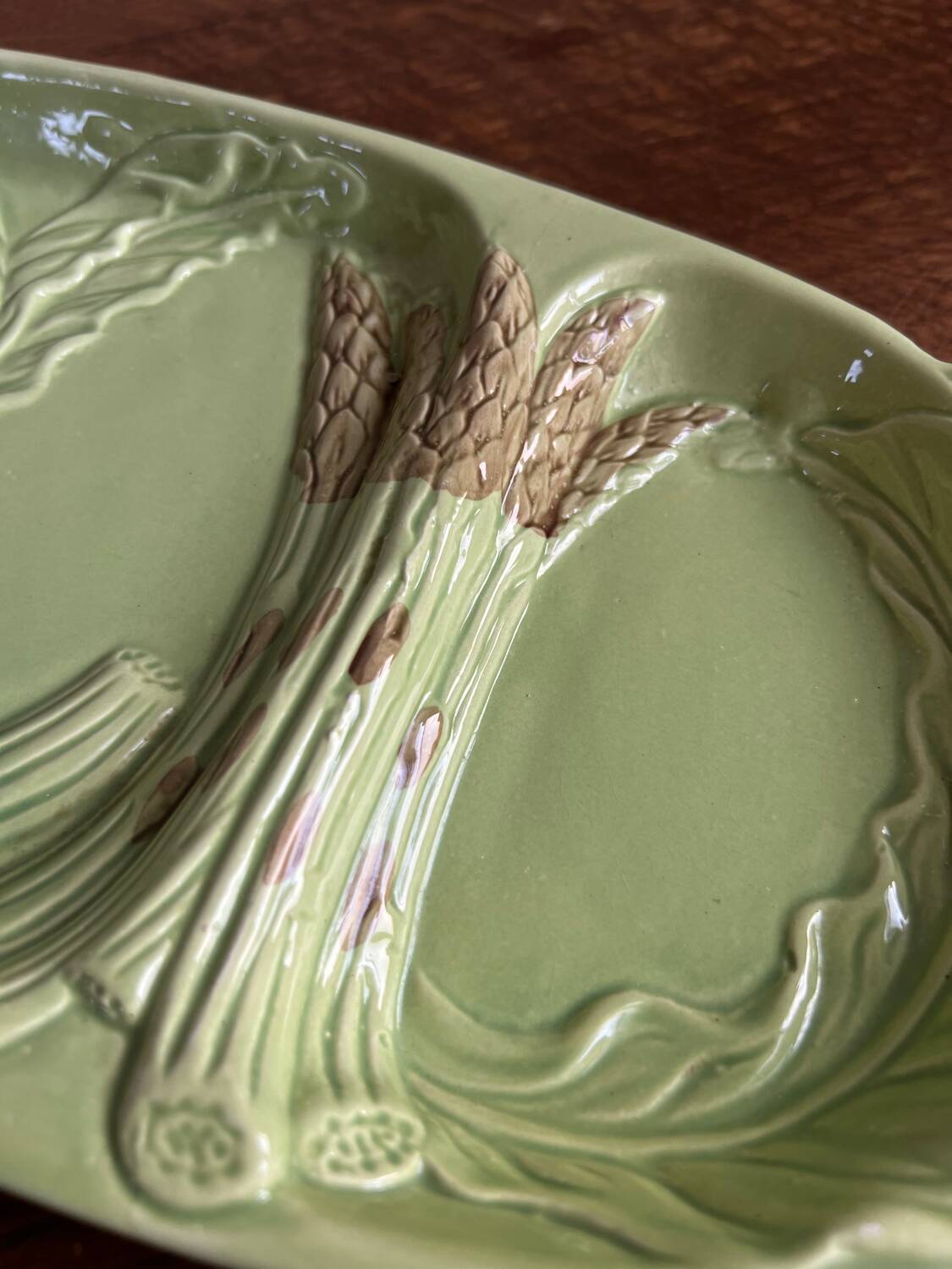 Asparagus dish and drainer in slip-cast iron