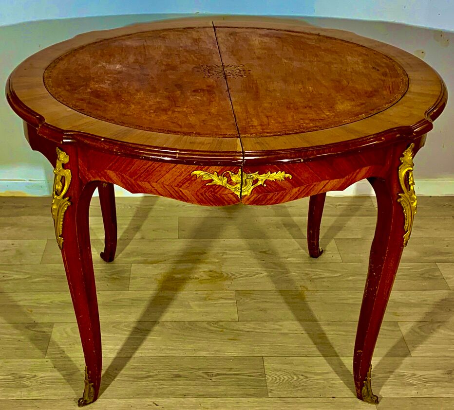 Round table style louis xv, marquetry of rosewood, possibility of extensions.