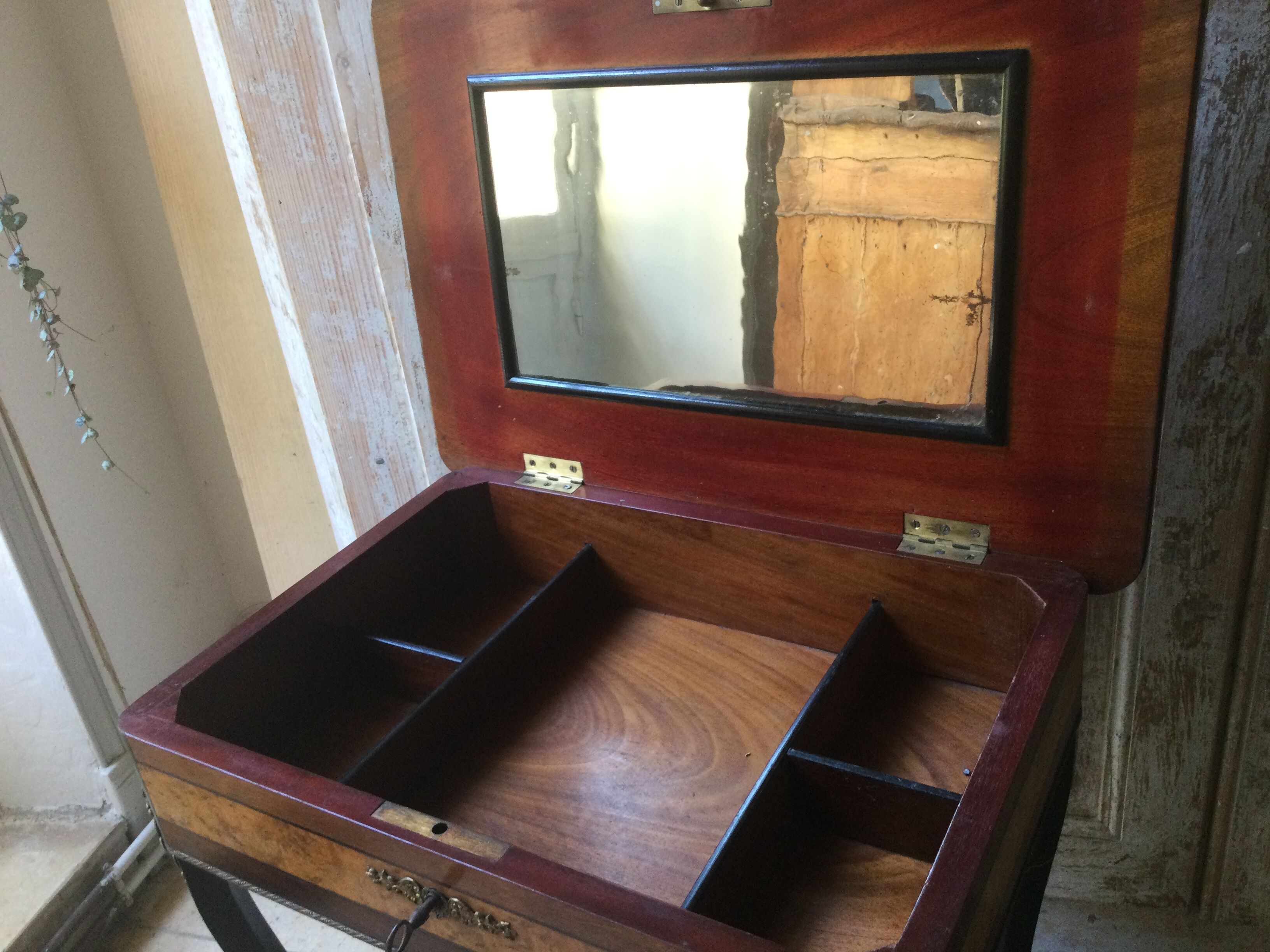 Old inadvertent dressing table
