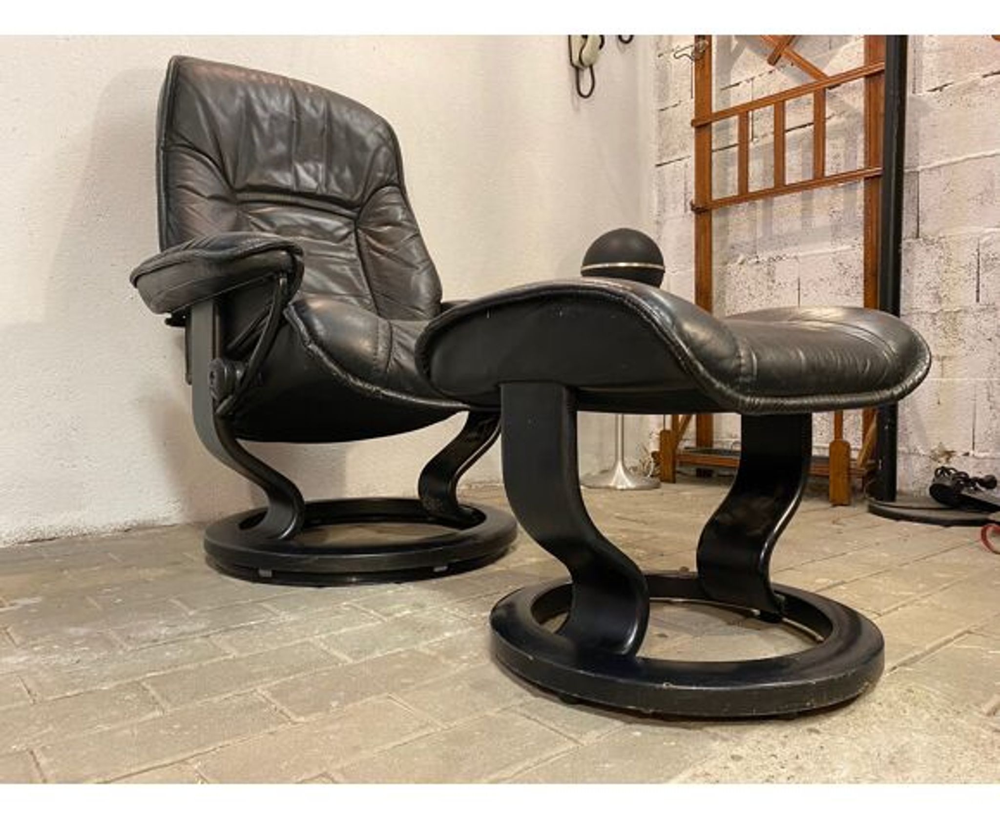 Armchair relaxation leather & footrest Stressless model Ekornes vintage 1980
