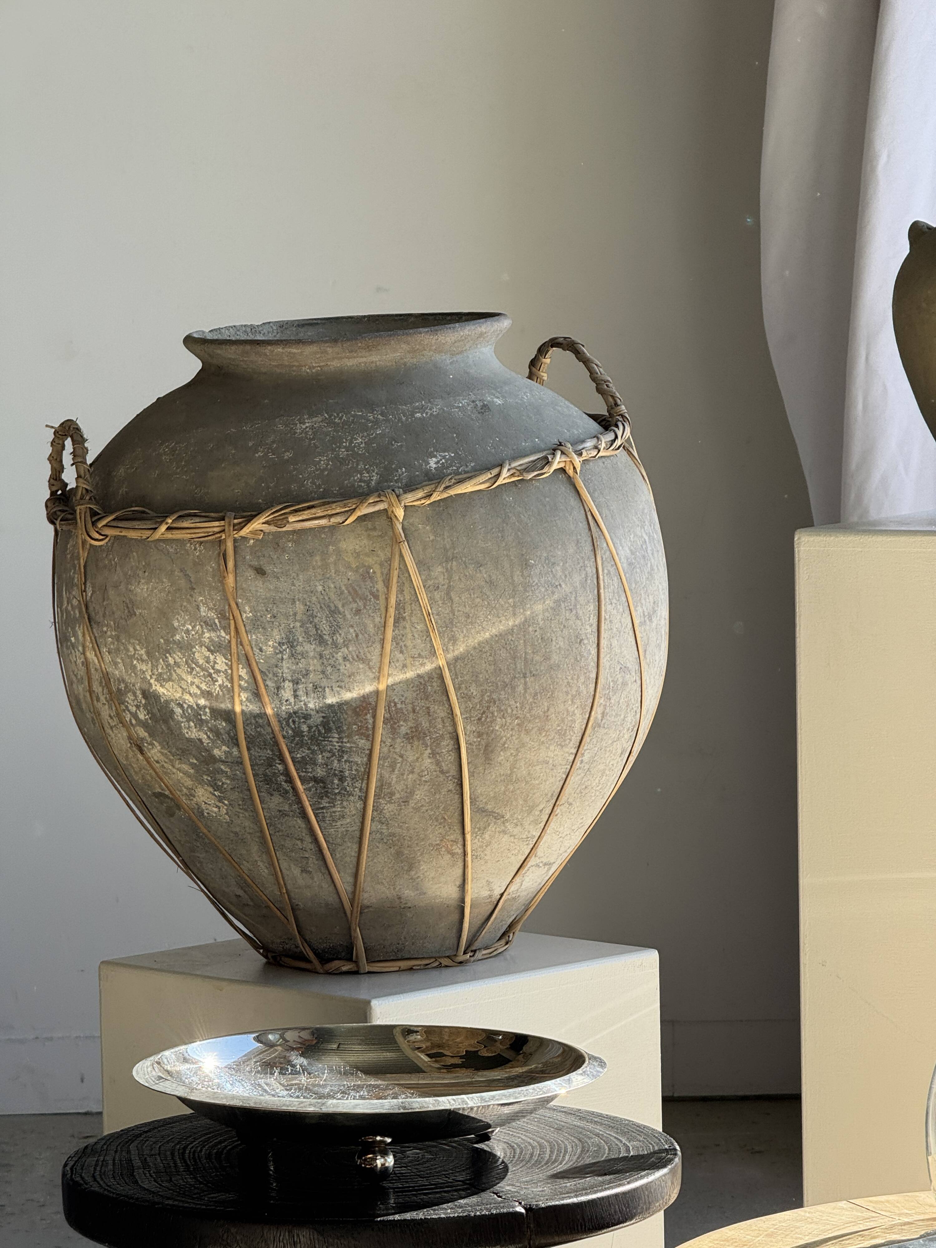 Pot en terre cuite gris clair à anses et croisillons en rotin