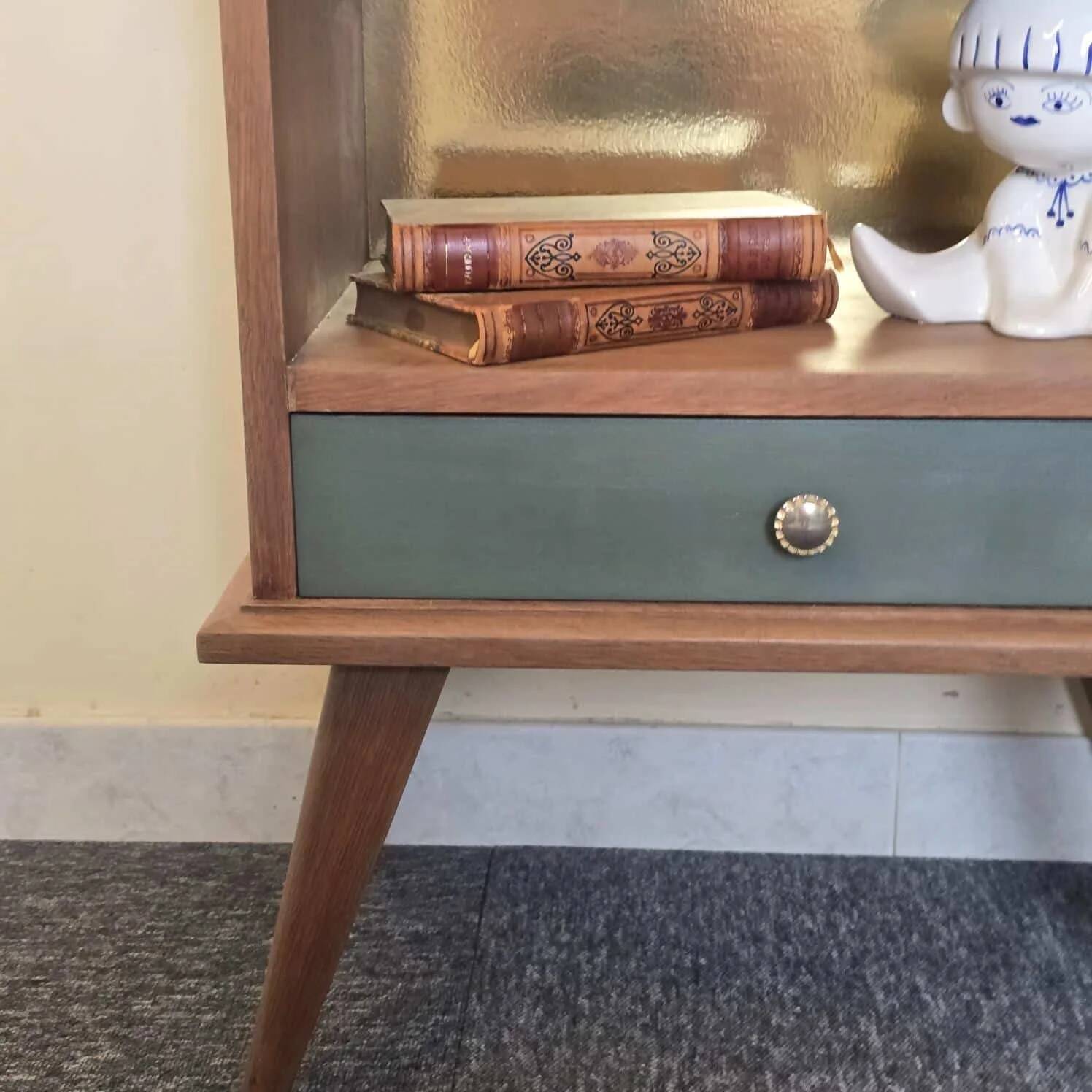 Renovated vintage bedside table in wood, with tapered legs – Matt green & gold background