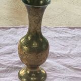Vase en laiton doré ciselé motif floral