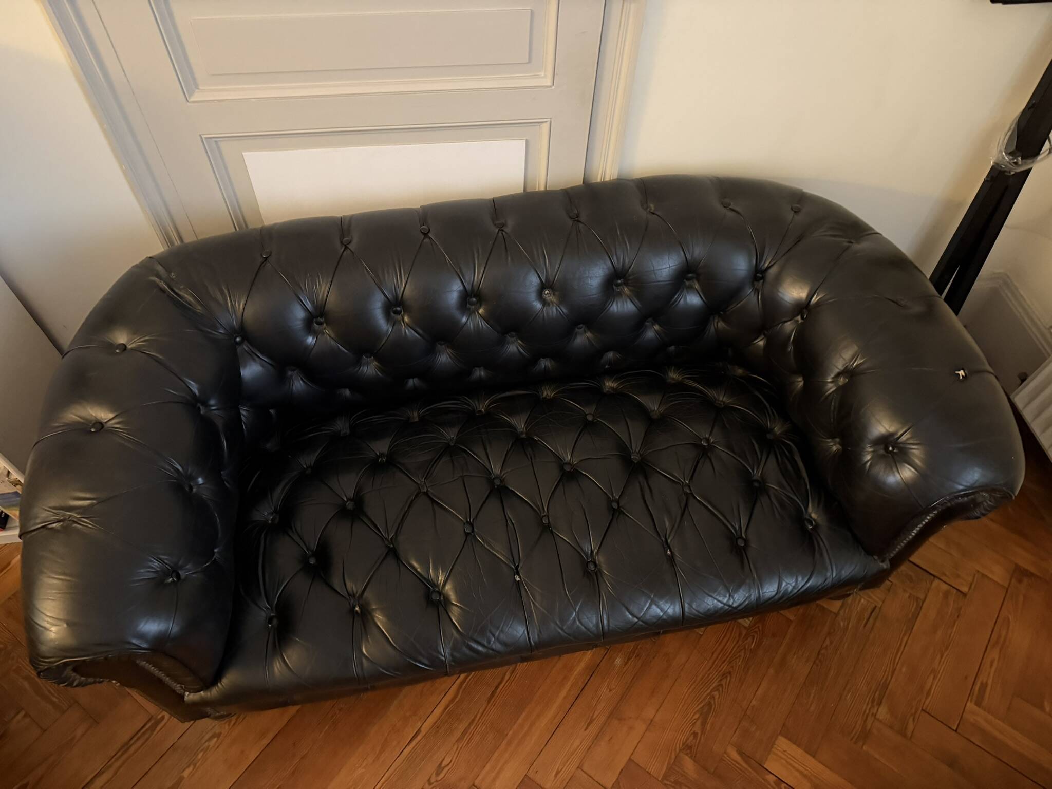 Canapé Chesterfield cuir noir + paire de fauteuils