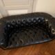 Canapé Chesterfield cuir noir + paire de fauteuils
