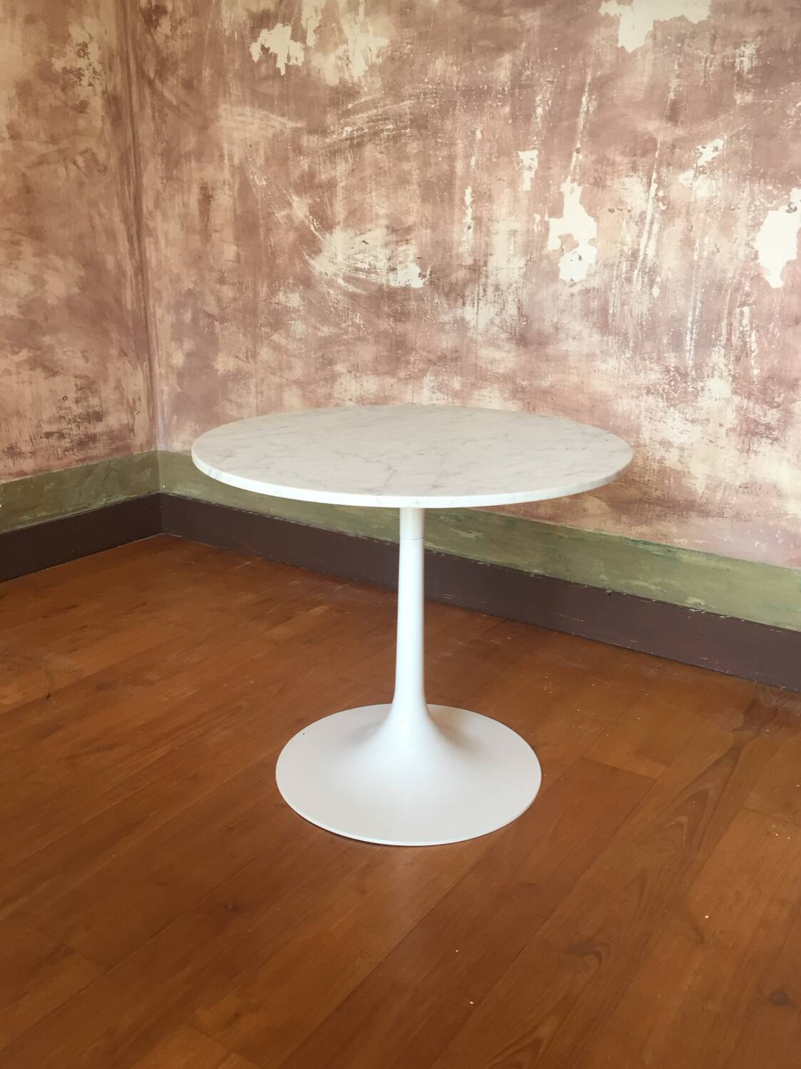 Carrara marble pedestal table