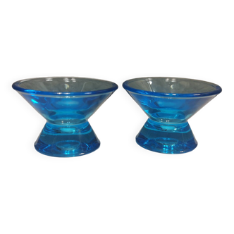Deux petits bougeoirs en verre bleu de la célèbre société finlandaise Ittala.