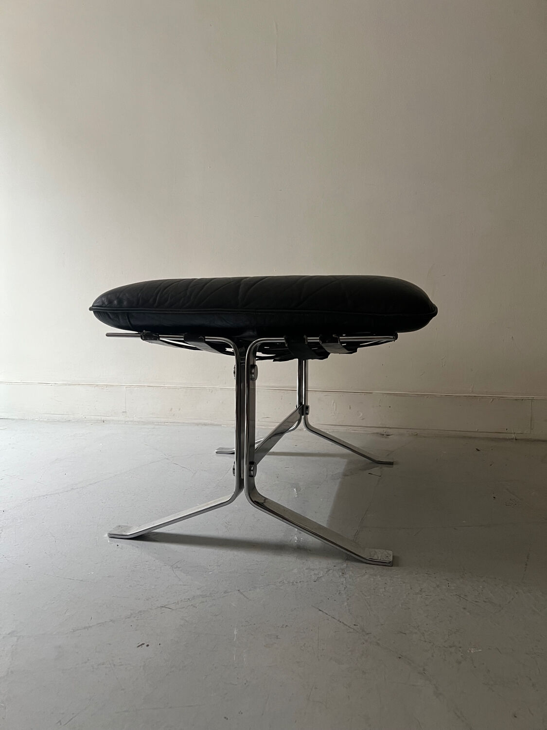 Pouf repose pied design en cuir noir et métal par Olivier Mourgue pour airborne, 1970