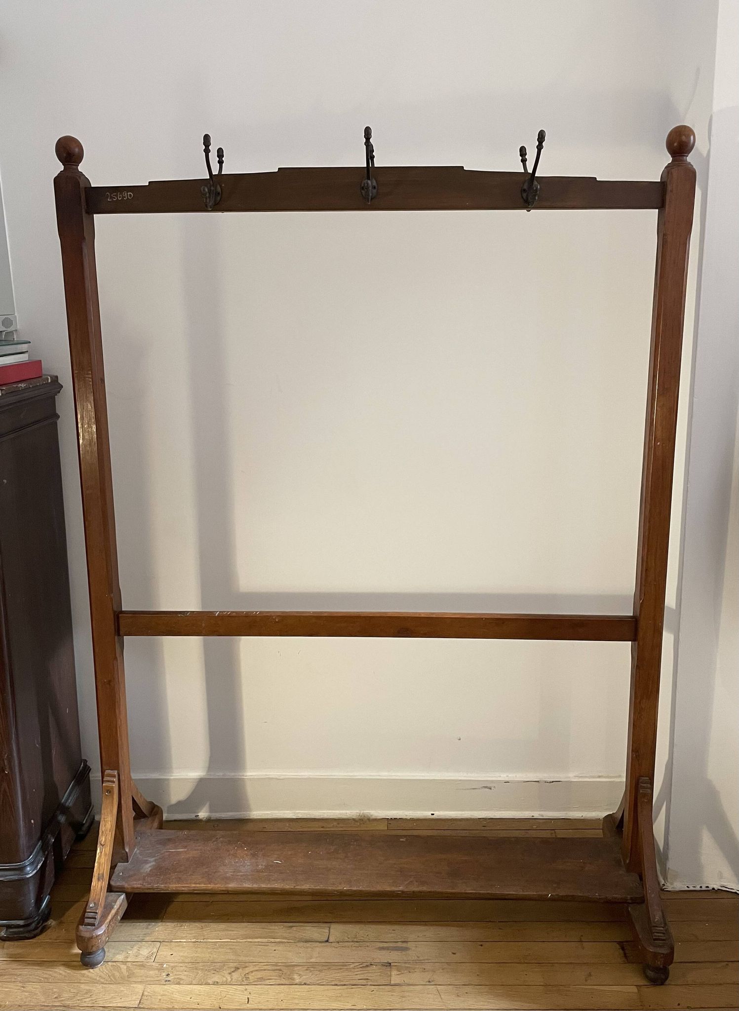 Porte-manteau en bois exotique vintage