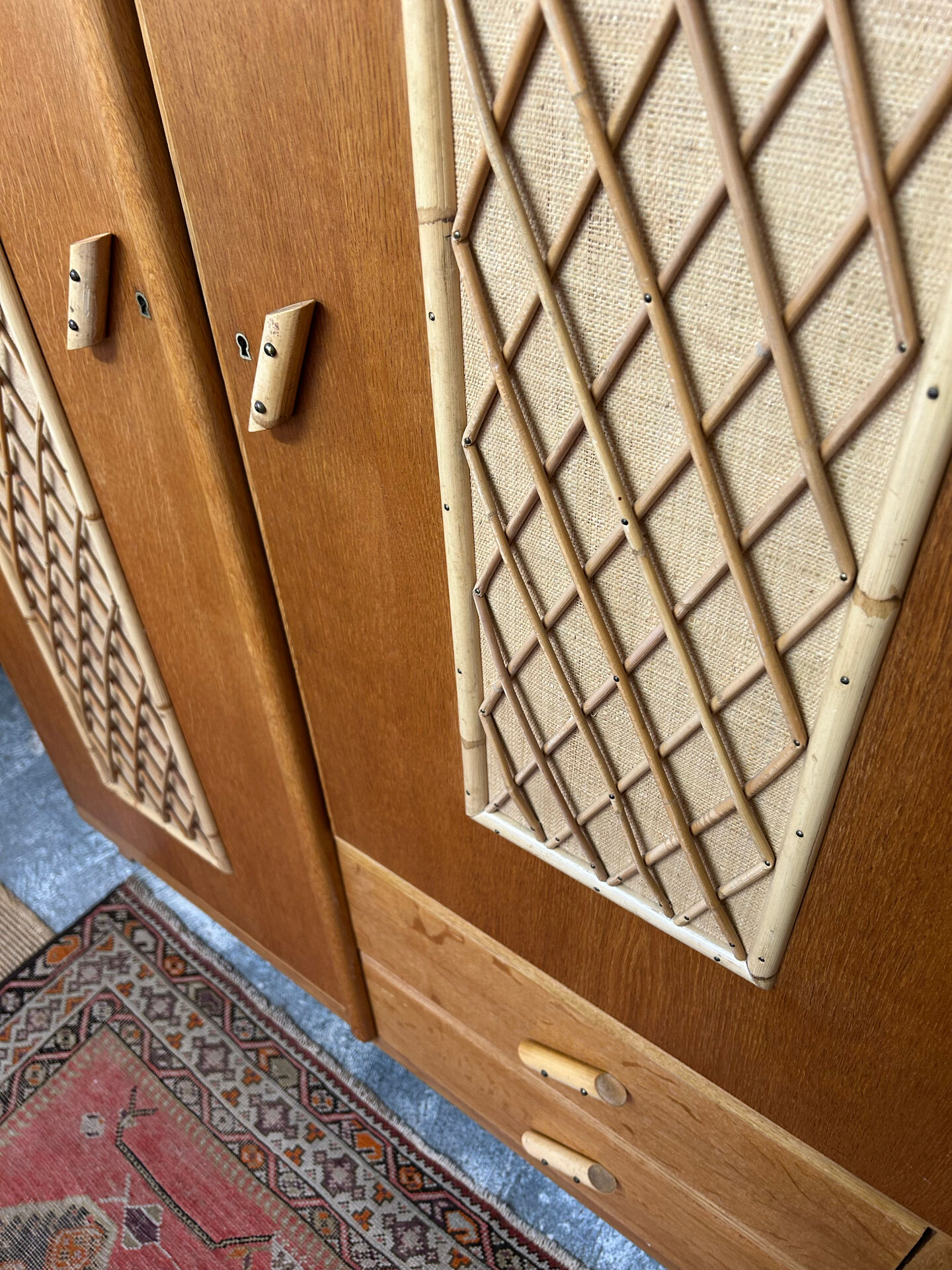 Armoire chêne clair rotin et raphia vintage 1950