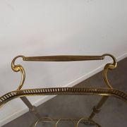 Desserte roulante en laiton doré et verre