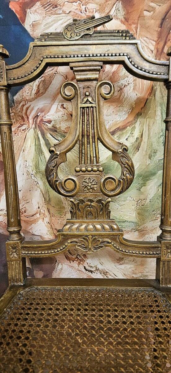 Paire de chaises de musiciens en bois sculpté et doré de style Louis XVI