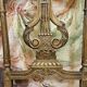 Paire de chaises de musiciens en bois sculpté et doré de style Louis XVI