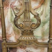 Paire de chaises de musiciens en bois sculpté et doré de style Louis XVI
