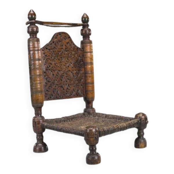 Chaise basse en cèdre faite à la main, début du XXe siècle, Nuristan, années 1890