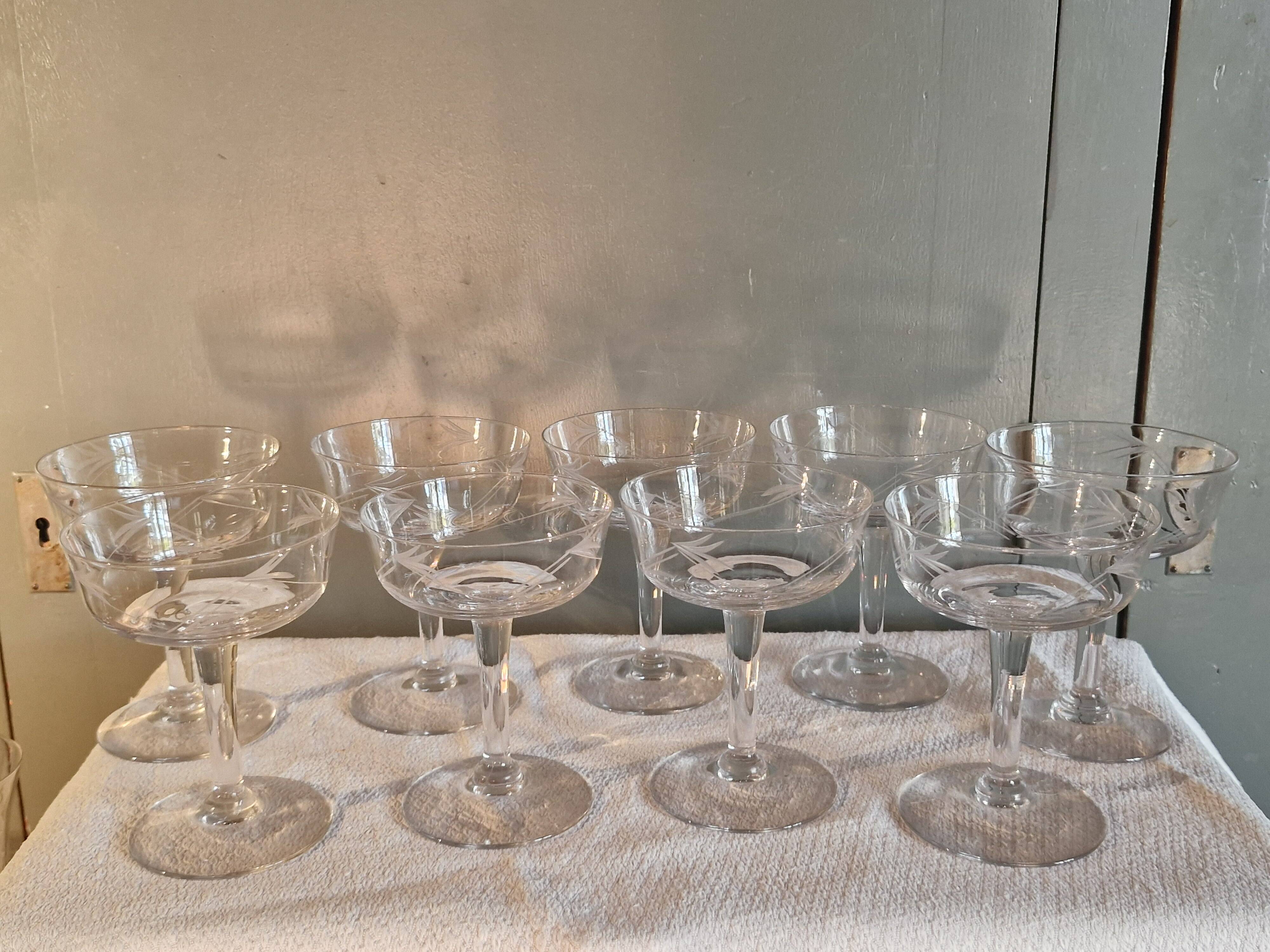 9 champagne coupes in glass, beautiful model from the 1940s.