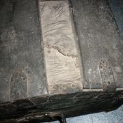 Ancienne malle de voyage en bois bombée