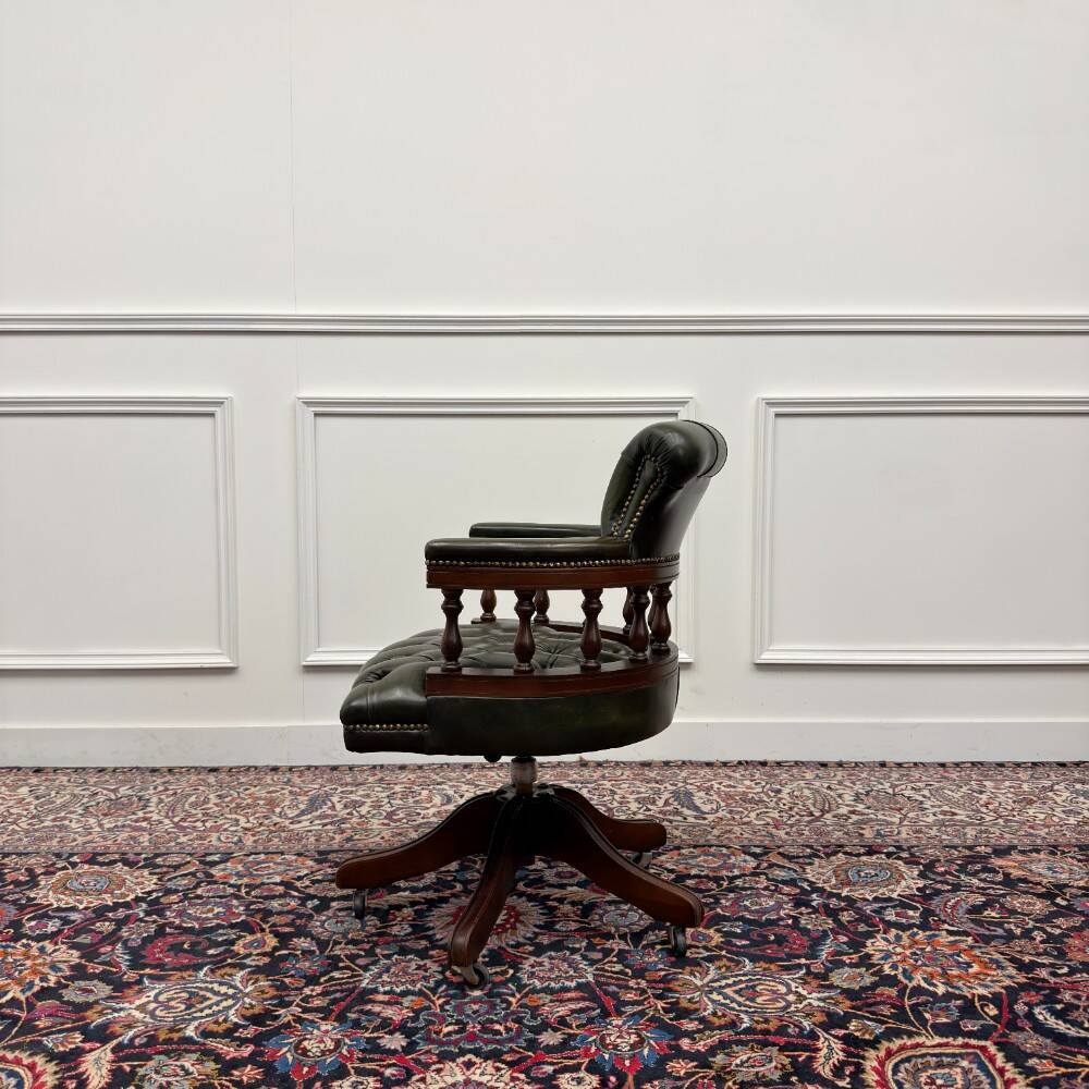 Chaise de bureau Chesterfield anglaise, chaise de capitaine, verte.