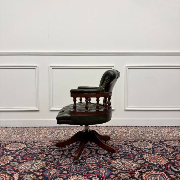 Chaise de bureau Chesterfield anglaise, chaise de capitaine, verte.