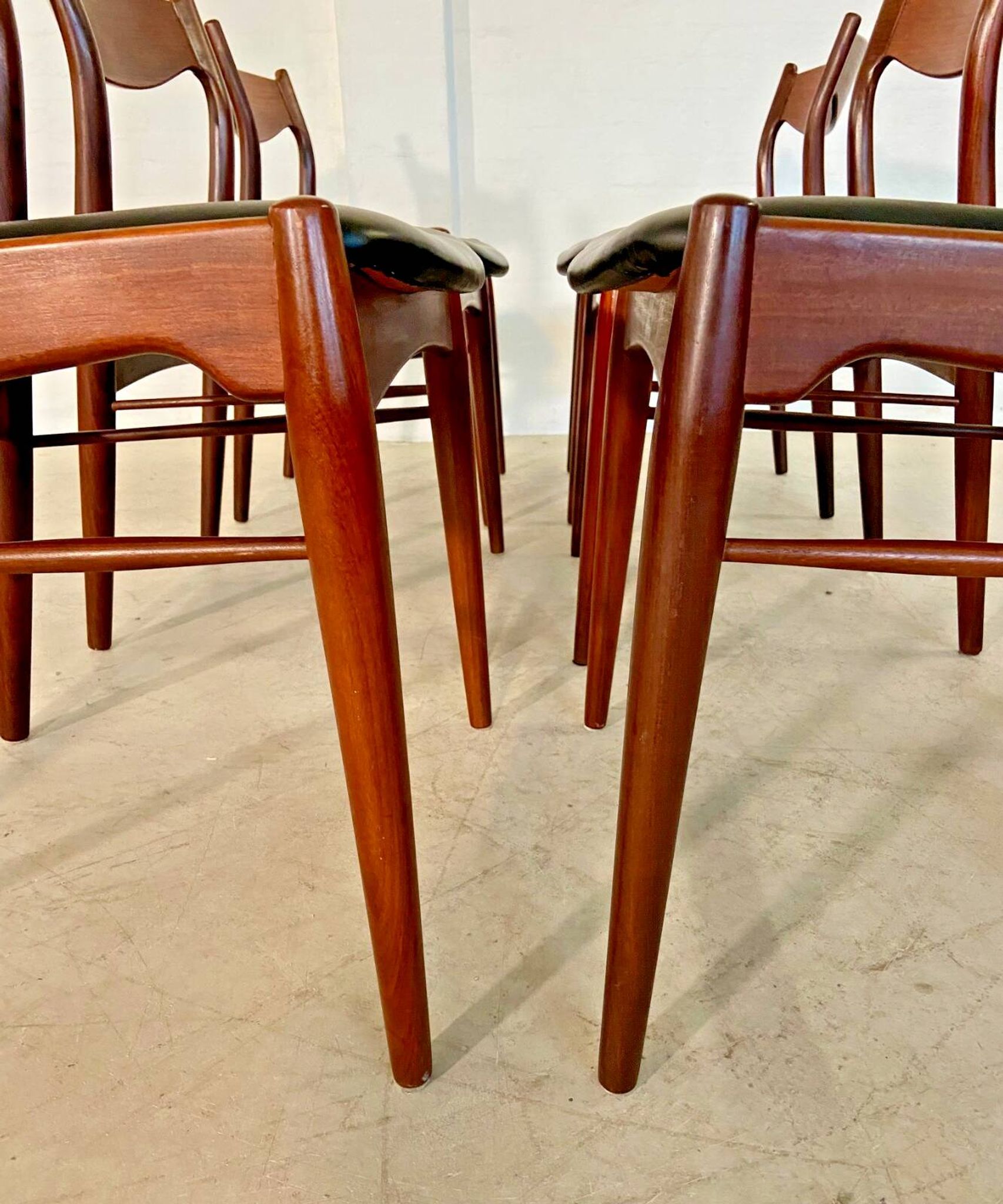 Danish vintage Arne Wahl Iversen teak and leather dining chairs model 26 - 1960s