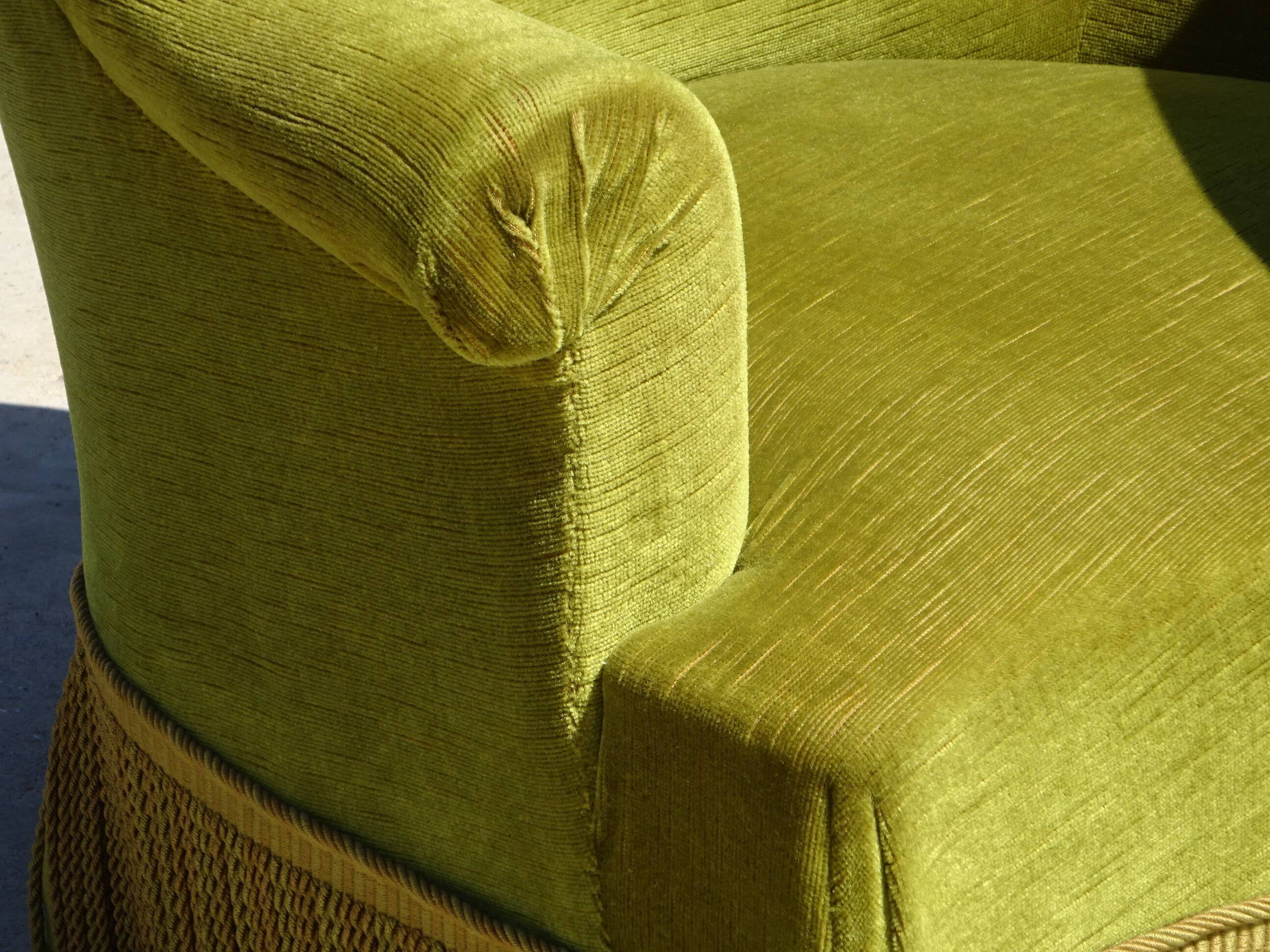 Paire de fauteuils crapauds en velours vert