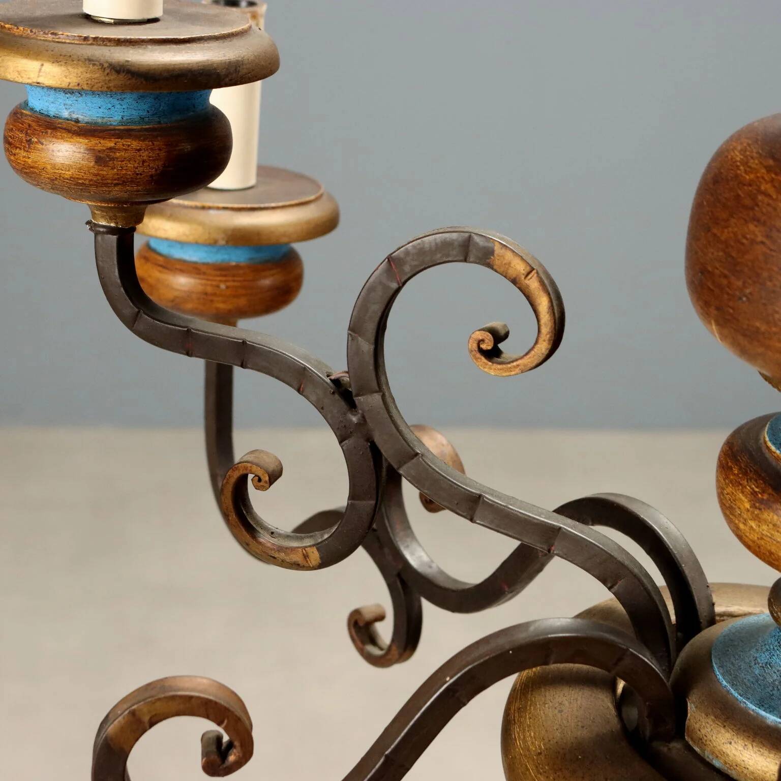 Antique wooden and brass chandelier with 9 lights, Italy, 20th century.