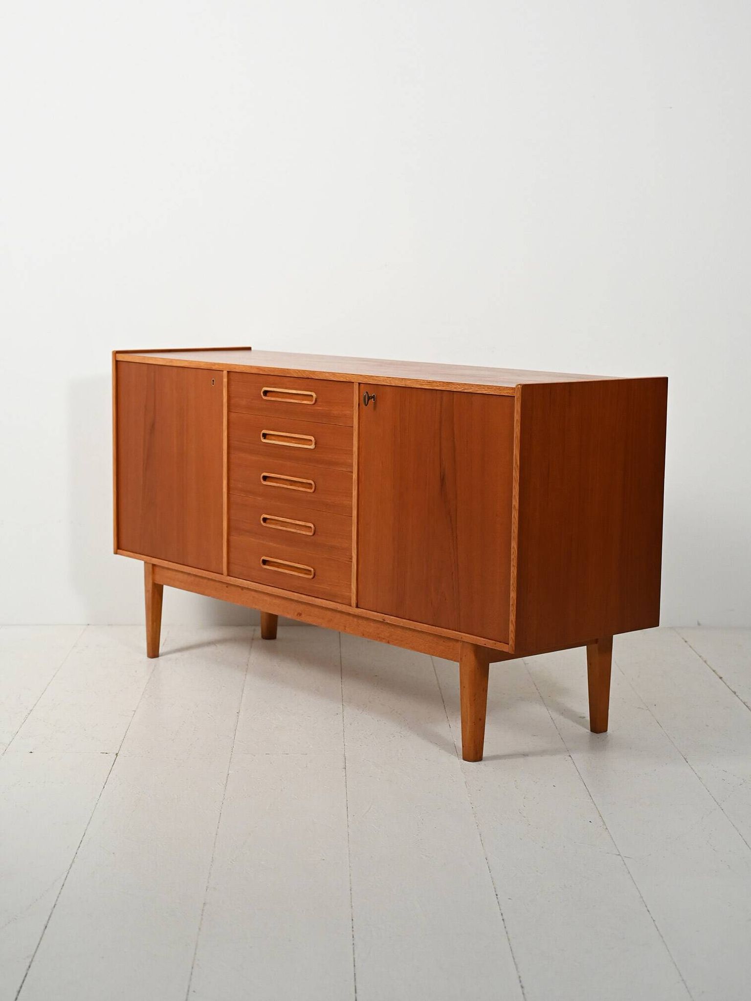 Buffet scandinave des années 1950 avec poignées incrustées.