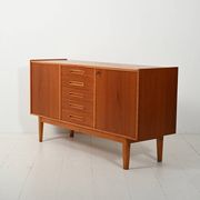 Buffet scandinave des années 1950 avec poignées incrustées.