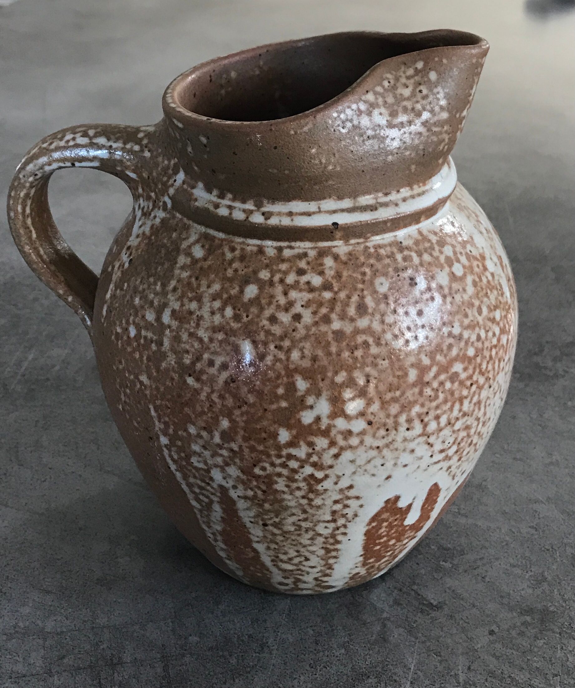 Pitcher in brown sandstone with effect of dripping and white speckling