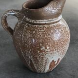 Pitcher in brown sandstone with effect of dripping and white speckling