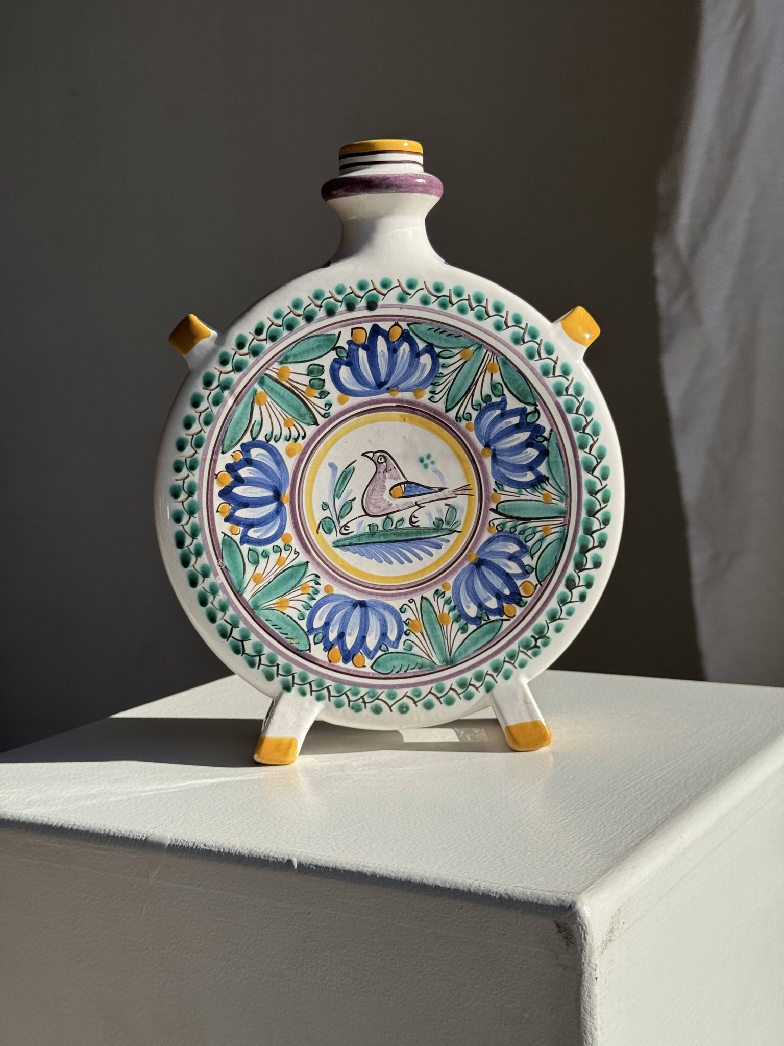 Vintage flat plate in white Modra earthenware, hand-painted.