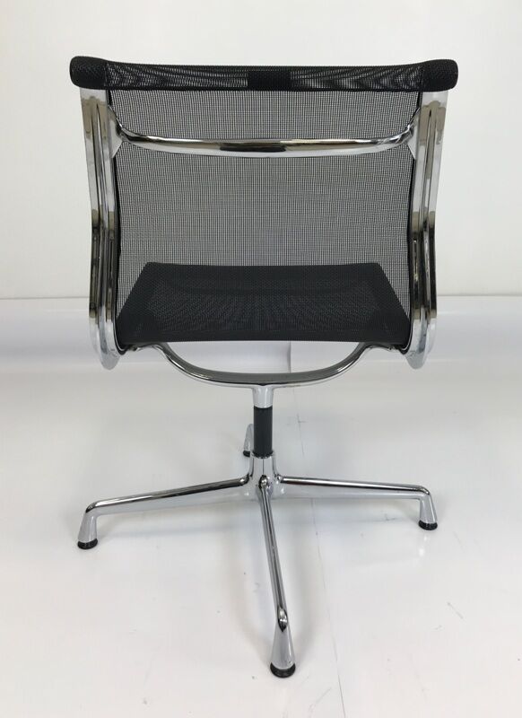 Chaise EA 107 par Charles et Ray Eames pour Vitra