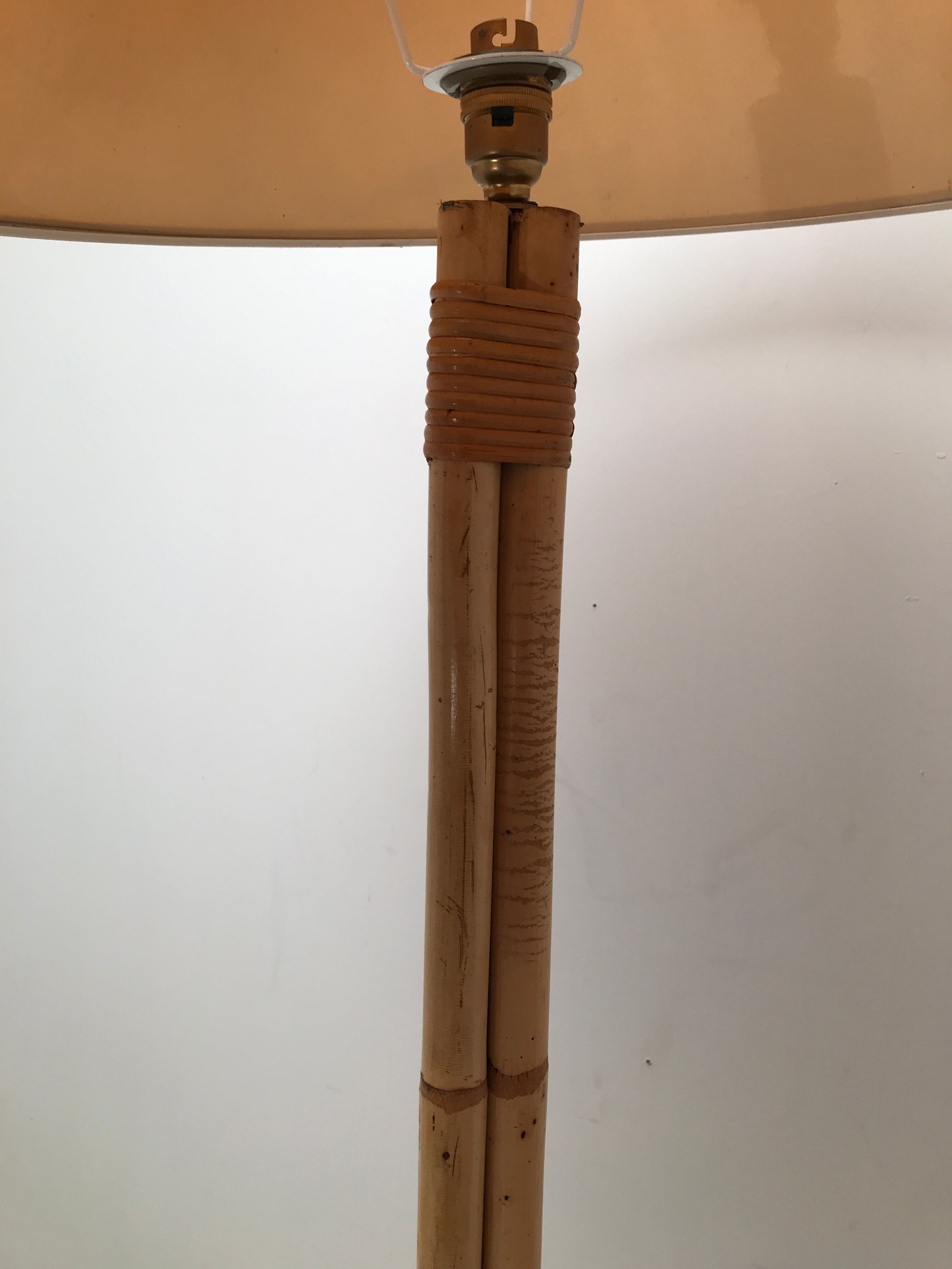 Bamboo lamppost feet tripod
