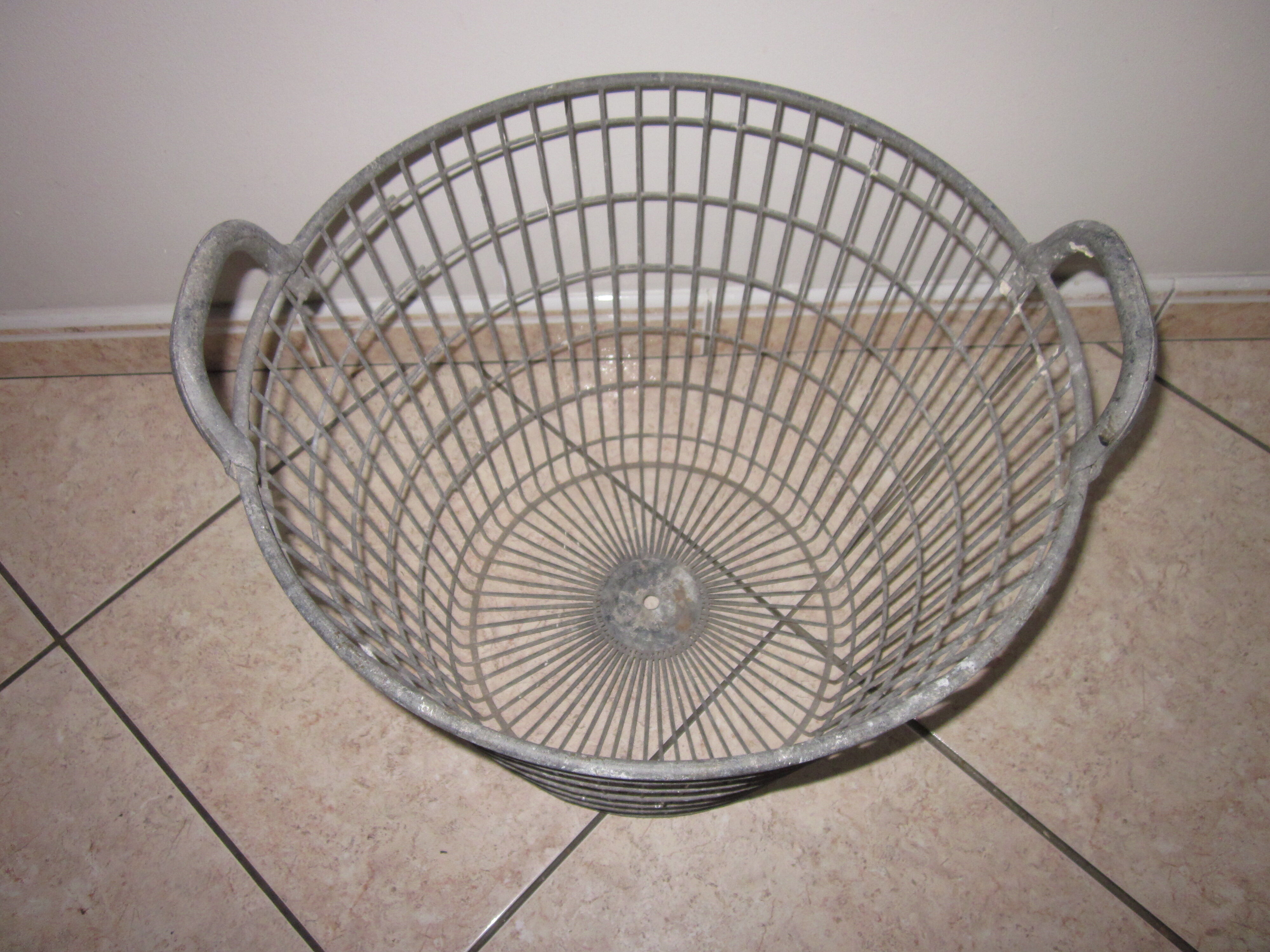 Panier ancien en zinc