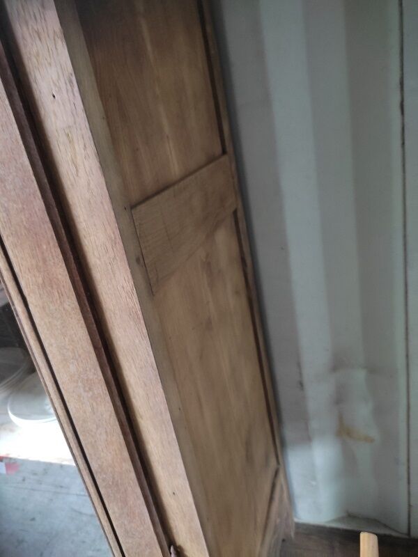 Meuble armoire vitrine vitré bois massif aéro-gommée ancien